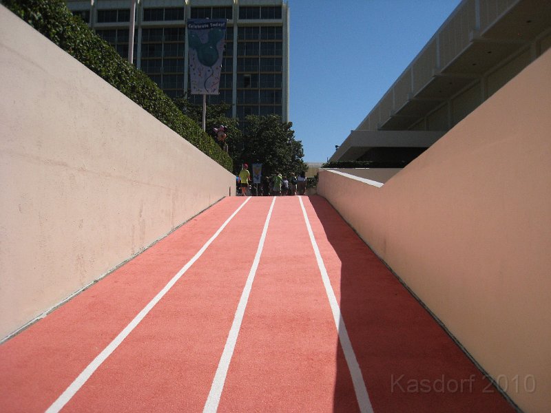 Disneyland 2010 HM Expo 0145.JPG - ... and then the exit to the expo... oh wait, that is "Exit to the race registration".. the Expo is now up the ramp, U-Turn, down a block, around the cornor and then you are at the Expo.